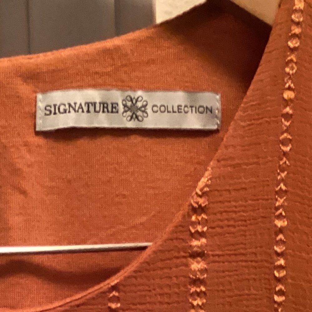 SIGNATURE COLLECTION TOP - Picture 9 of 9